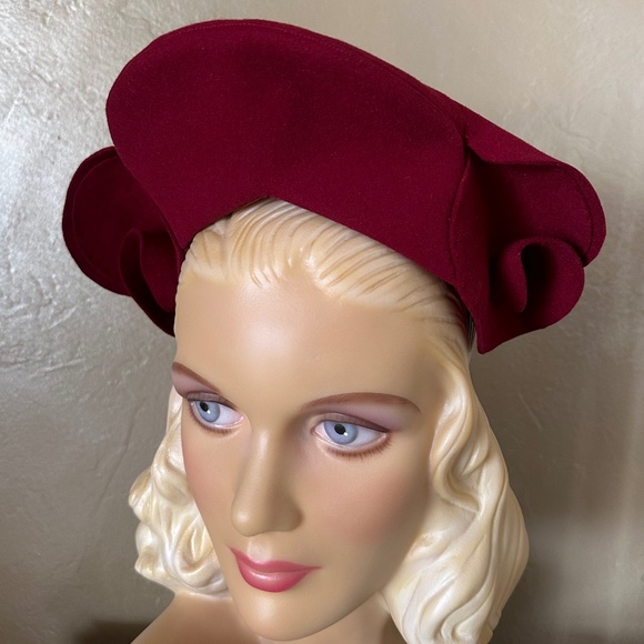 ARTISTIC DESIGNER 1940s\' BURGUNDY FELT \